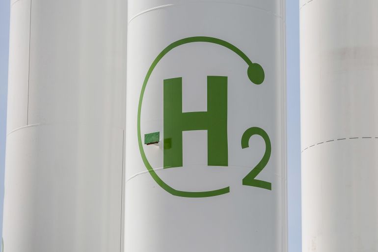 The chemical symbol for hydrogen on a storage tank