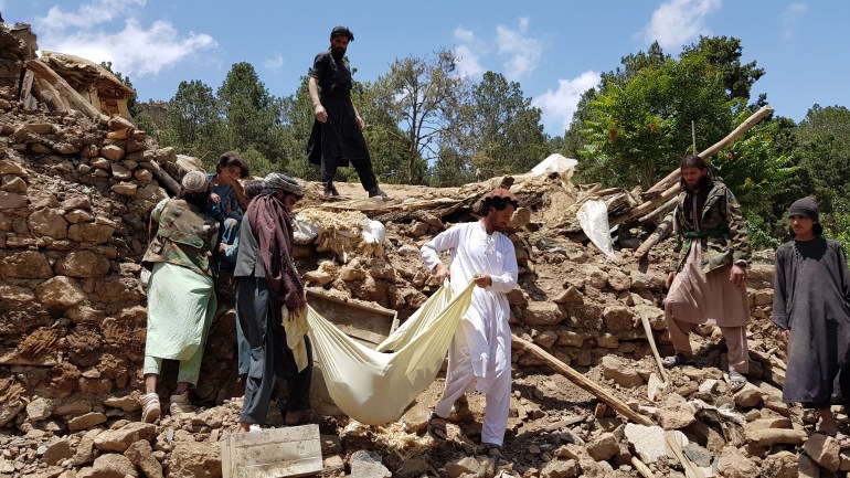 아프가니스탄 동부를 강타한 규모 5.9의 지진이 발생한 후 주민들이 담요로 시신을 감싸고 있습니다. 