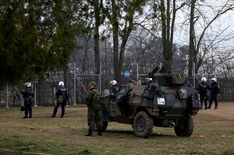 Yunan Ordusu ve Polisi Kastanies köyünde sınır kapısını koruyor