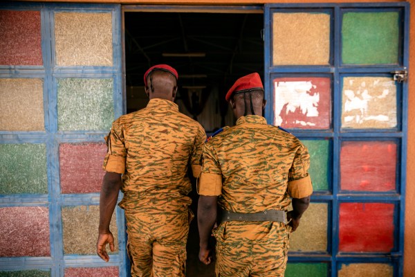 Армейските удари на Буркина Фасо убиха десетки цивилни, казва HRW
