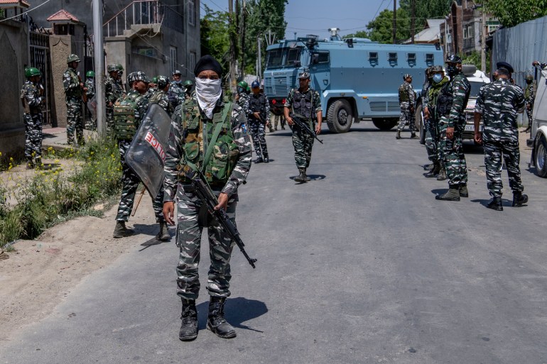 Paramilitaire soldaten houden de wacht na het verspreiden van Kashmiri-hindoes, 