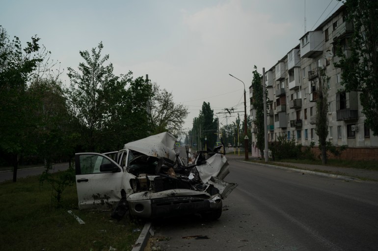 Um carro fortemente danificado é visto em uma rua após um ataque russo em Severodonetsk, região de Luhansk, Ucrânia