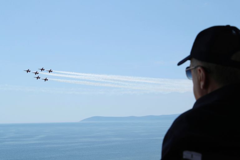 Erdogan watches fighter jets flying