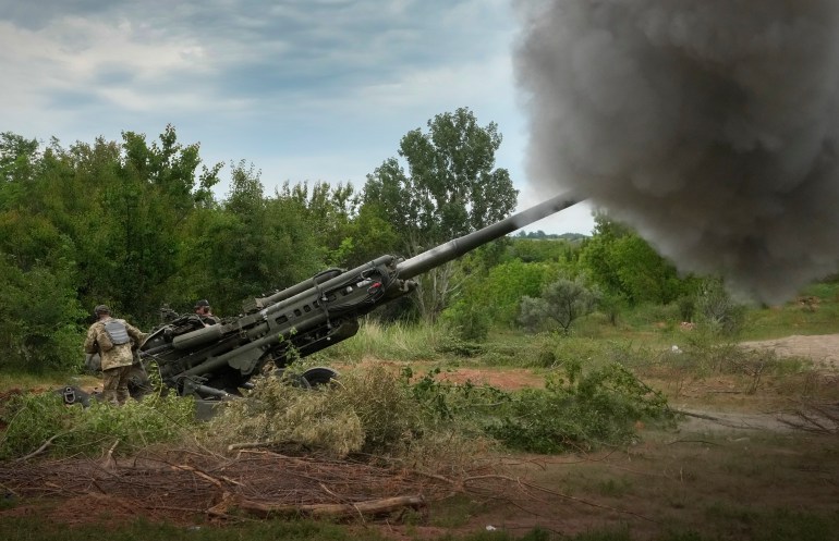 Soldados ucranianos disparan contra posiciones rusas con un obús M777.
