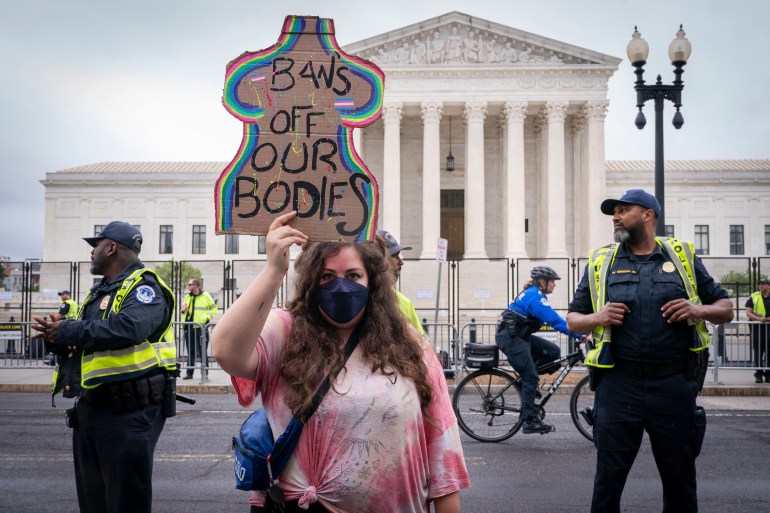 Женщина принимает участие в акции протеста против абортов