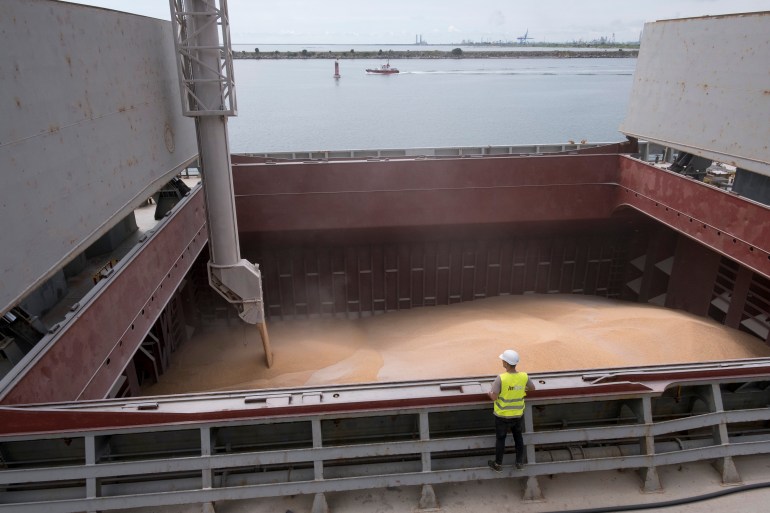 The Meritius ship, with a capacity of 30.000 tons, was loaded with Ukrainian corn for export at Comvex, one of the main cereal operators in the Constanta port. The loading operation took 23 hours with rainy weather conditions slowing down the loading rhythm