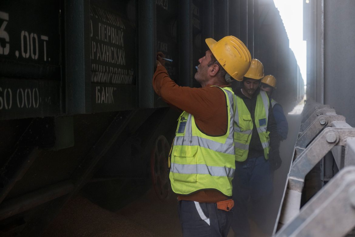 Workers from the port operator and the Romanian railroad company are unloading a cereal train from Ukraine in the Constanta port. Up to 150 wagons per day, a quantity of more than 8000 tons of cereal can be unloaded from trains at this operator.
