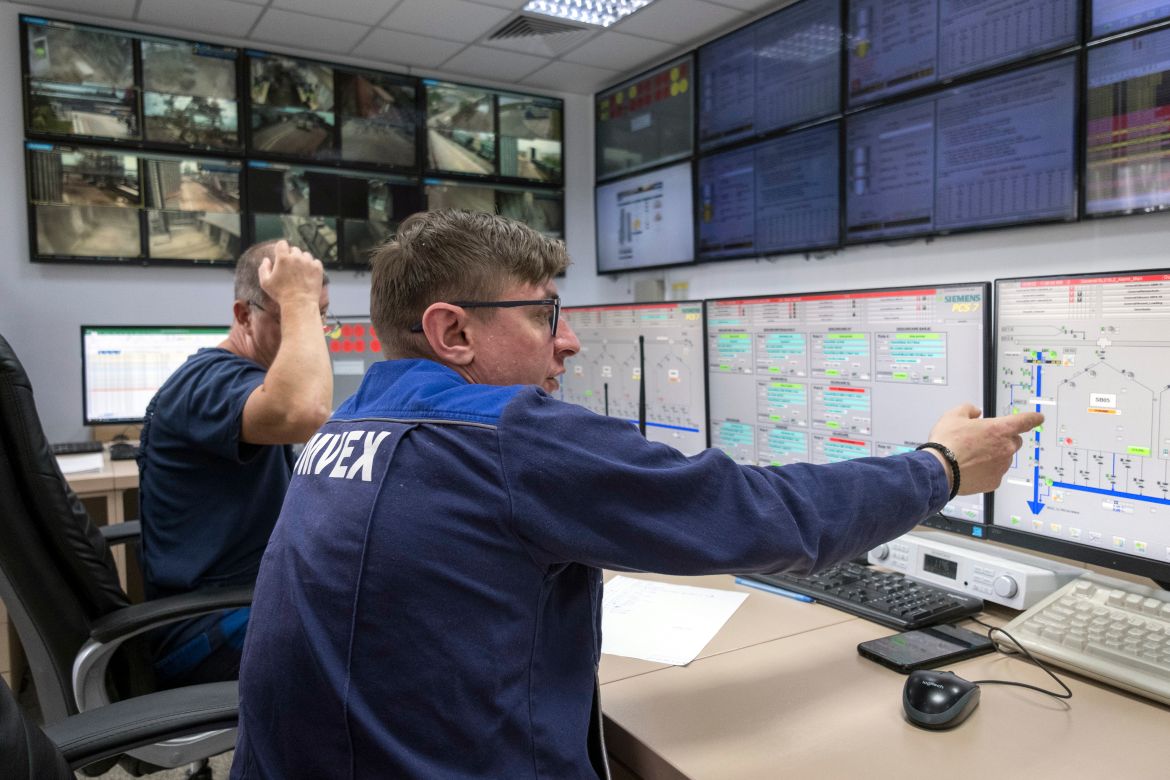 The cereal unloading and loading activities, which are highly automatized, are coordinated remotely from the control room at one of the operators in Constanta port.