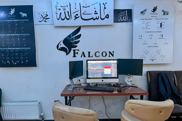 Ordinateurs sur un bureau au bureau de Falcon Investing Company à Kaboul