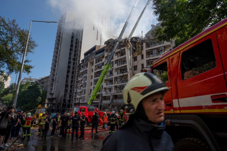 Los bomberos trabajan en el teatro de un edificio de apartamentos después de las explosiones en Kyiv, Ucrania.