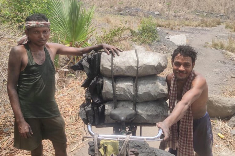 Les jeunes locaux du bloc 1 de talabira transportent du charbon dans des sacs sur leurs cycles