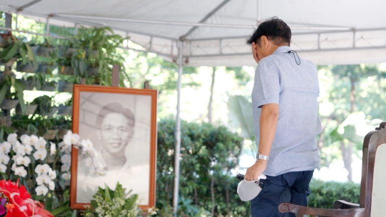 Marcos Jr visits his father's grave after his presidential victory