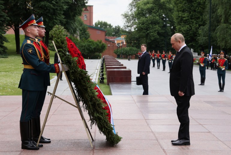 Le président russe Vladimir Poutine assiste à une cérémonie de dépôt de gerbe à Moscou, Russie.