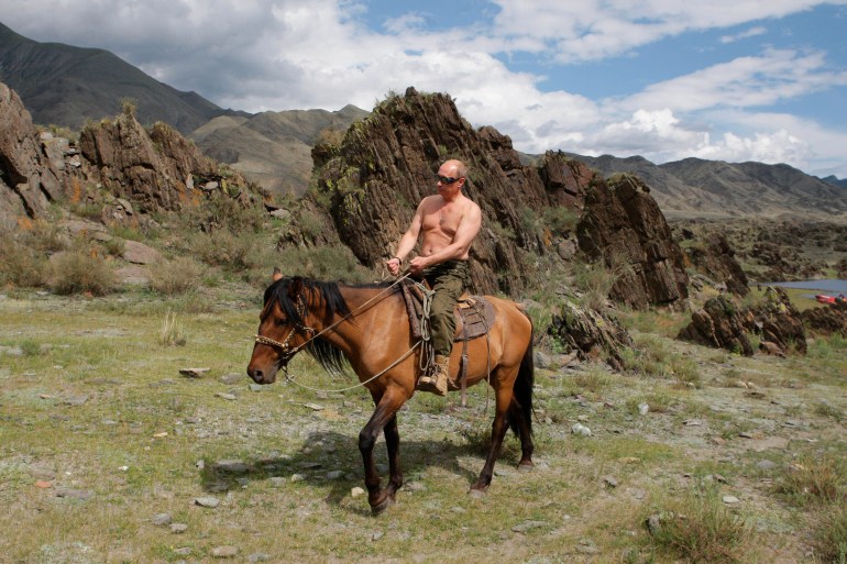 A continuación, el primer ministro ruso, Vladimir Putin, monta a caballo mientras viaja por las montañas de la región siberiana de Teva (también conocida como Tuva) de Rusia, durante sus cortas vacaciones.  3 de agosto de 2009