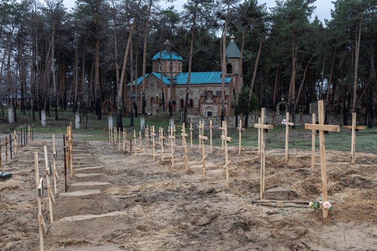 Un nouveau cimetière près d'une église locale dans la ville de Severodonetsk, région de Lougansk, Ukraine, 14 avril 2022