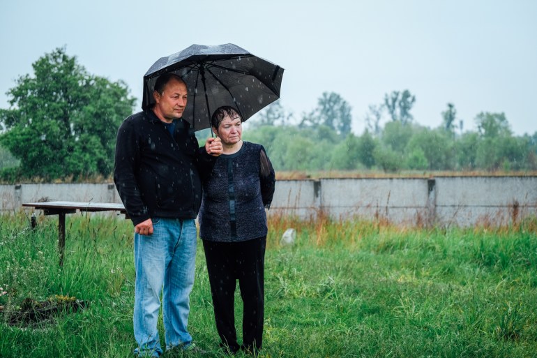 Oleksandr Bugeruk 和 Ludmila Zakabluk 在一把伞下的照片。