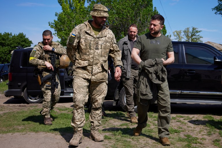 Volodymyr Zelenskyy visita una posición de soldados ucranianos en la región de Zaporizhzhia