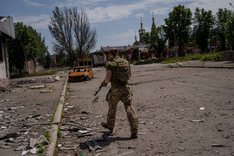Un militar ucraniano patrulla una aldea cerca de la línea del frente en la región del óblast de Donetsk, en el este de Ucrania, el jueves 2 de junio de 2022.