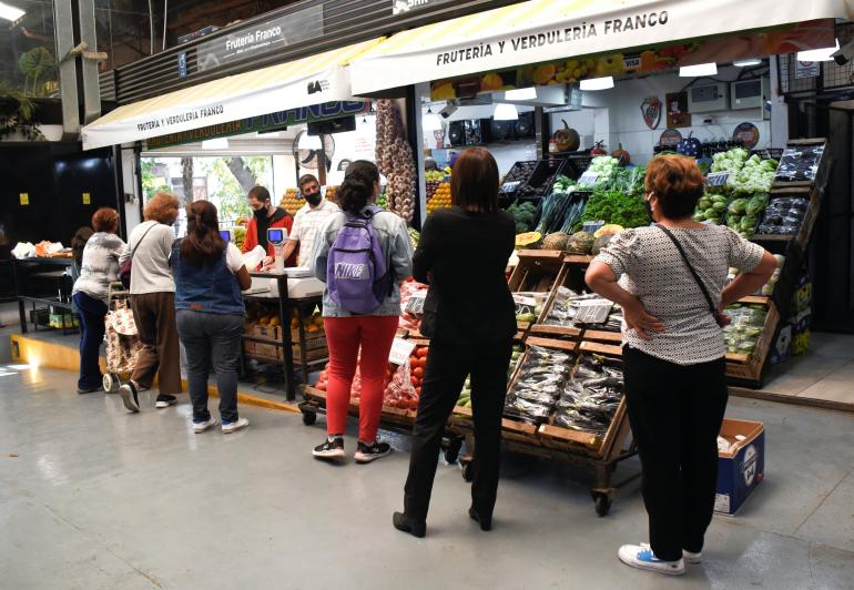 Покупатели выстраиваются в очередь, чтобы купить продукты на рынке, поскольку инфляция в Аргентине достигает самого высокого уровня за последние годы, что приводит к резкому росту цен на продукты питания в Буэнос-Айресе, Аргентина.