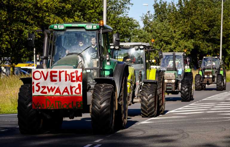 Thousands of Dutch farmers protest against emissions targets | Environment News | Al Jazeera