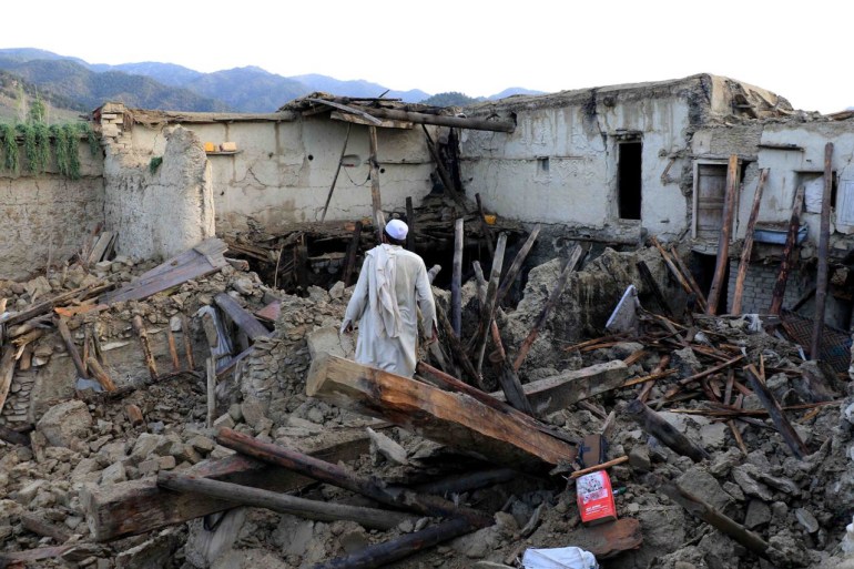 지진으로 피해를 입은 사람들이 Paktia 지방의 Gayan 마을에서 구호를 기다리고 있습니다.