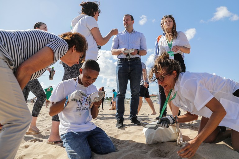 Le commissaire européen à l'environnement, aux océans et à la pêche, Virginijus Sinkevicius lors d'une séance de nettoyage sur la plage de Carcavelos, Oeiras, à la périphérie de Lisbonne