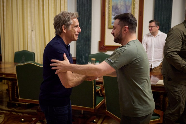 Aktör Ben Stiller, Ukrayna Devlet Başkanı Volodymyr Zelenskyy ile el sıkışıyor.