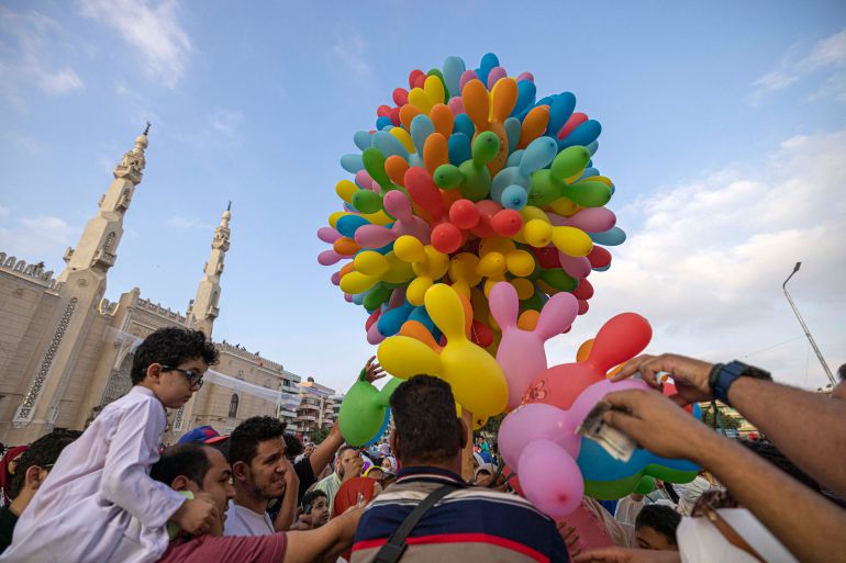Egyptian Muslims distribute ballons