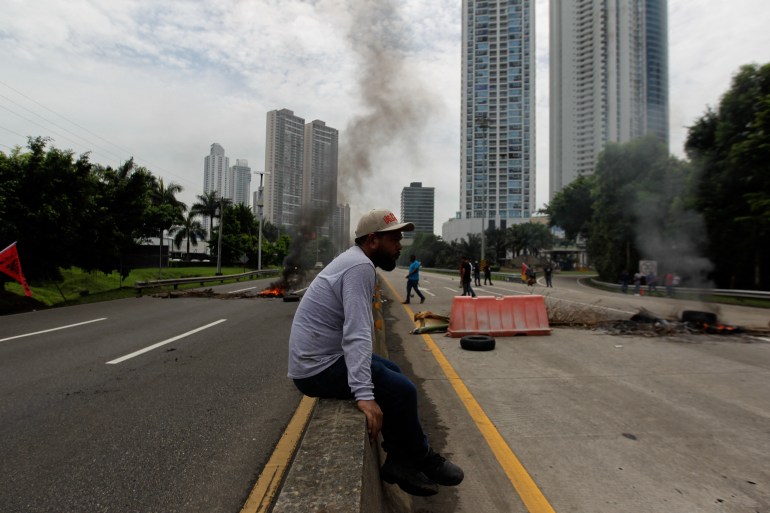 Union workers block highway in Panama 