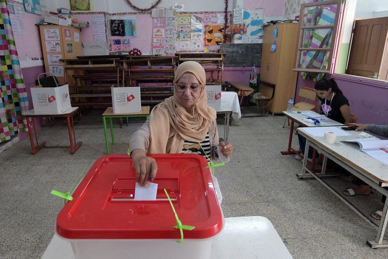 Tunisian woman voting