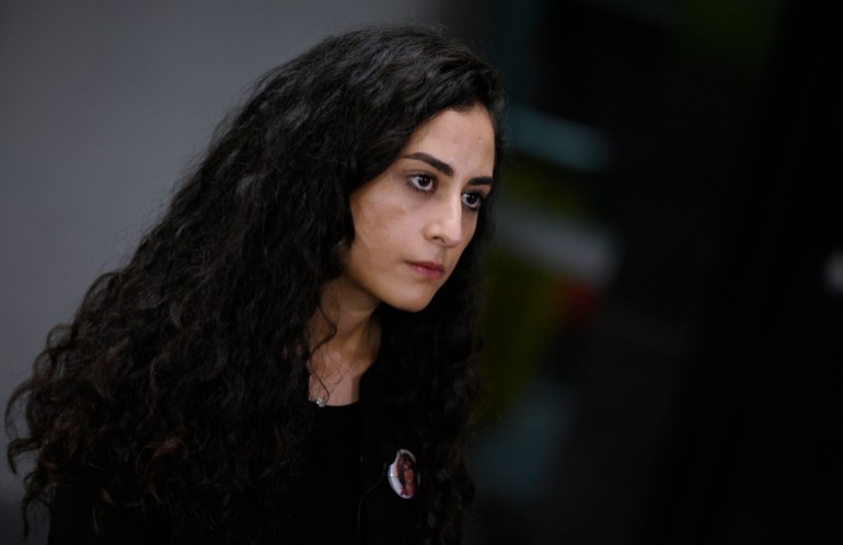 Лина Абу Акле стоит у Государственного департамента.