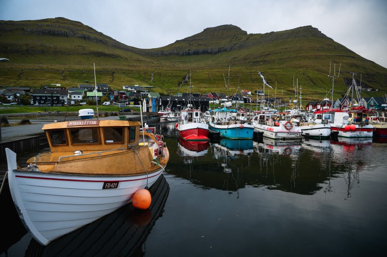 10 Ekim 2021'de Faroe Adaları'ndaki Eysturoy Adası'ndaki Leirvik limanında balıkçı tekneleri görülüyor. [Jonathan Nackstrand/ AFP]