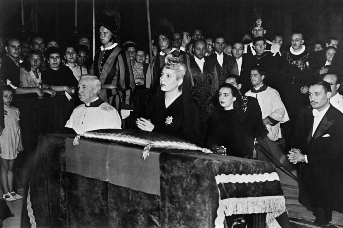 Argentinian first lady Eva Peron prays in Vatican in June 1947 during a visit. (Photo by AFP)