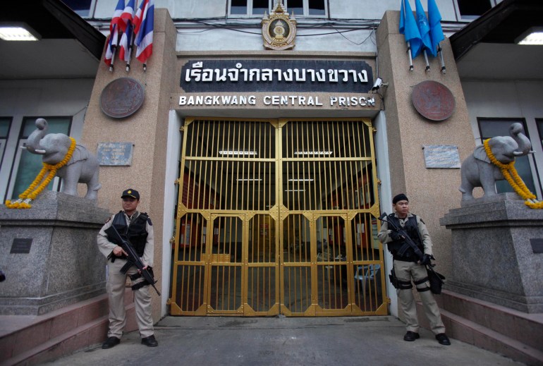 Guards stand holding weapons at Bangkwang Central Prison, where suspected Russian arms smuggler Viktor Bout is being held in Nonthaburi province, on the outskirts of Bangkok August 25, 2010. An appeals court Thailand ruled on Friday that Bout could be extradited to the United States to face terrorism charges after two years of diplomatic pressure from Washington.  REUTERS / Chaiwat Subpransom (Thailand - Tags: POLICY CRIMINAL LAW)