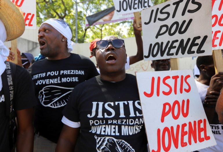 Haiti'deki göstericiler, 'Jovenel için Adalet' yazılı pankartlar tutuyor
