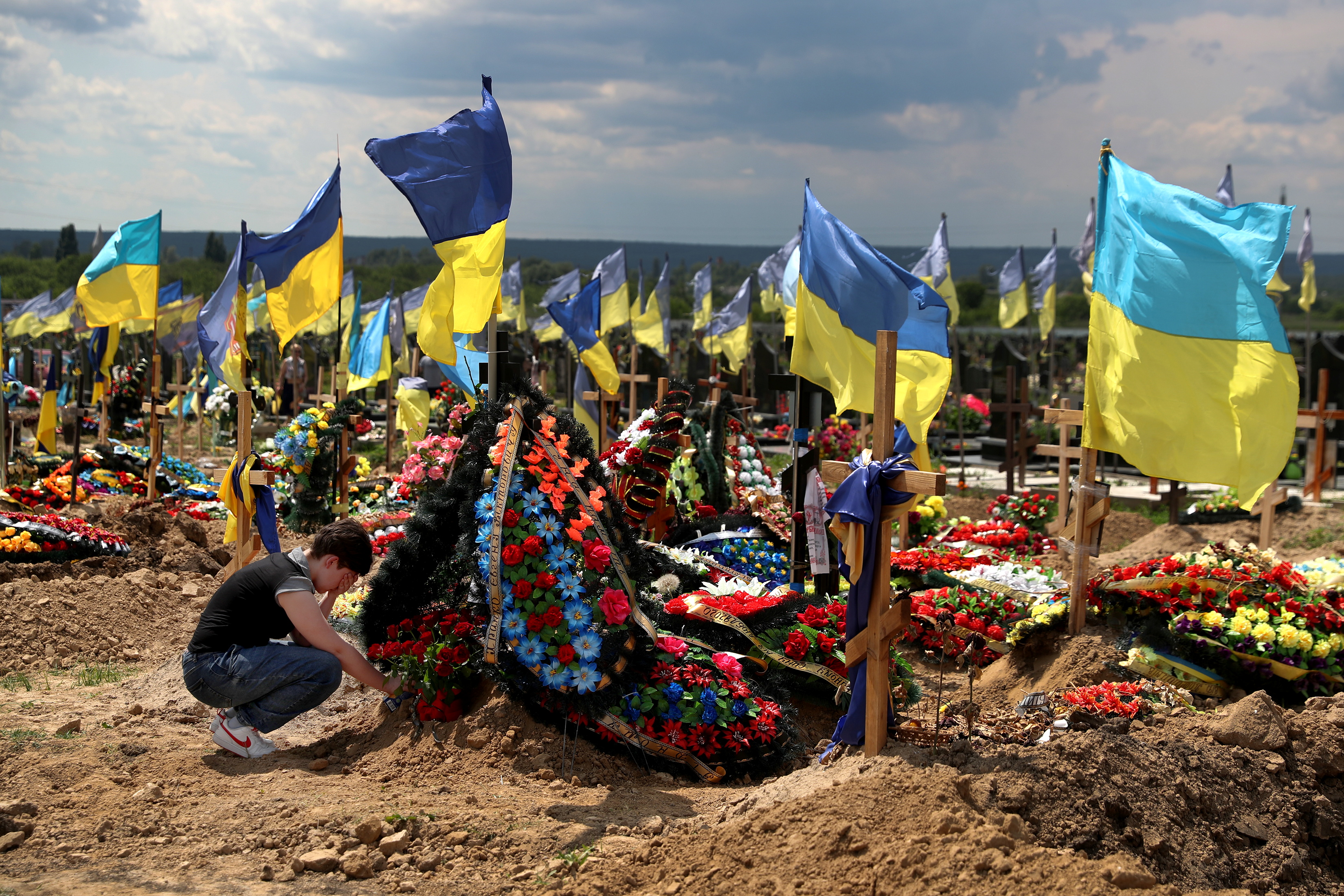 Погибших украинцев на сегодня. Могилы ВСУ на Украине 2022 год. Флаги на могилах военных Украины. Кладбище в Харькове украинских солдат.