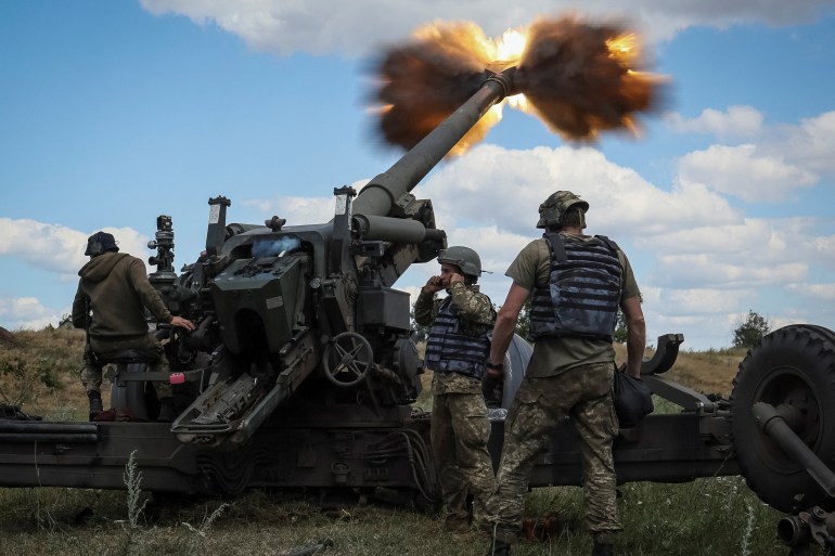 Ukrainian service members fire a shell from a towed howitzer FH-70 at a front line, as Russia's attack on Ukraine continues, in Donbas Region, Ukraine July 18, 2022. REUTERS/Gleb Garanich