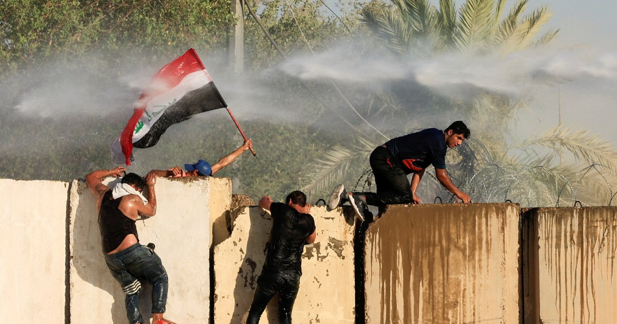 Политически хаос в Ирак: Защо протестиращите нахлуха в парламента?  |  Разяснителни новини