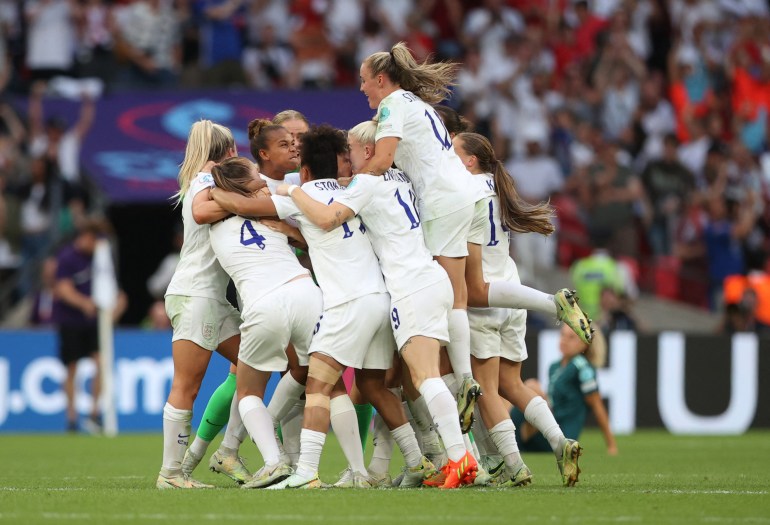 فوتبال فوتبال - یورو 2022 زنان - فینال - انگلیس - آلمان - استادیوم ومبلی، لندن، بریتانیا - 31 ژوئیه 2022 بازیکنان انگلیس پس از بازی رویترز/مولی دارلینگتون پیروزی در فینال یورو 2022 را جشن می گیرند.