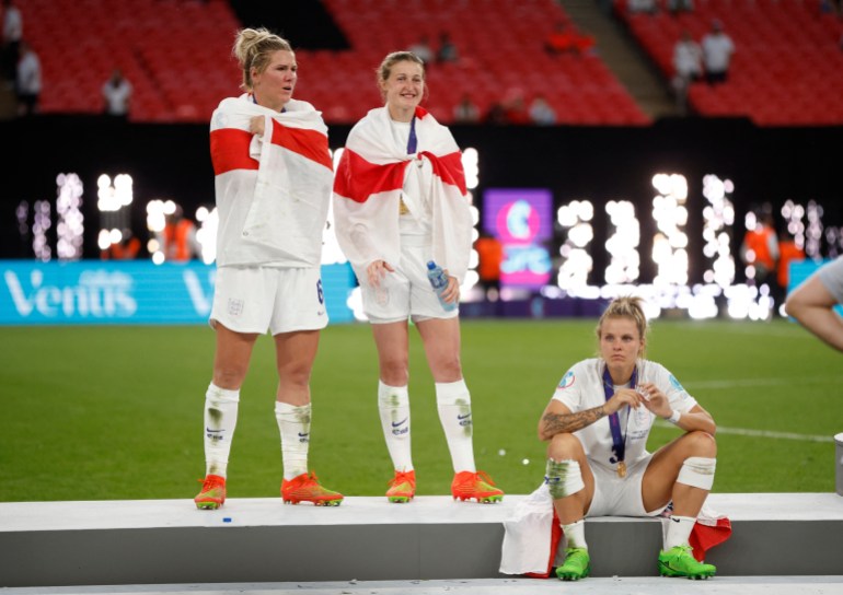 Football football - Women's Euro 2022 - final - England v Germany - Wembley Stadium, Londres, Grande-Bretagne - 31 juillet 2022 Millie Bright et Ellen White, en Angleterre, célèbrent après avoir remporté l'Euro féminin 2022 REUTERS/John Sibley