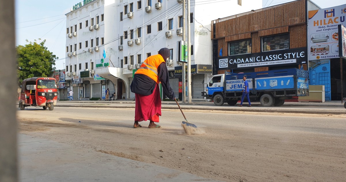 the-street-cleaners-of-mogadishu-doing-somalia-s-riskiest-job