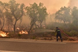 Οι πυροσβέστες επεμβαίνουν από ξηράς για να ελέγξουν μια πυρκαγιά στο Ραμπάτ