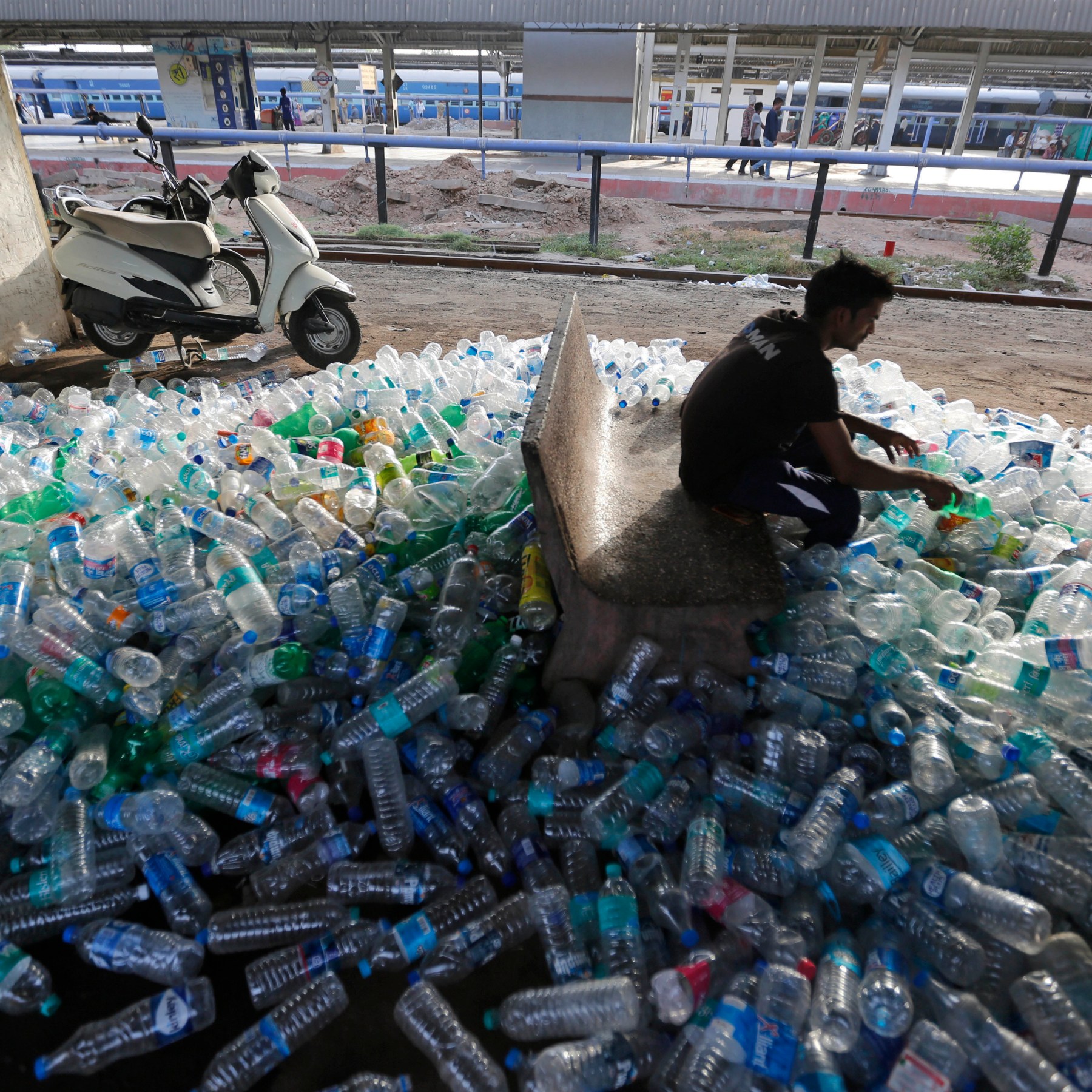 India bans 19 single-use plastic items to combat pollution | News | Al  Jazeera