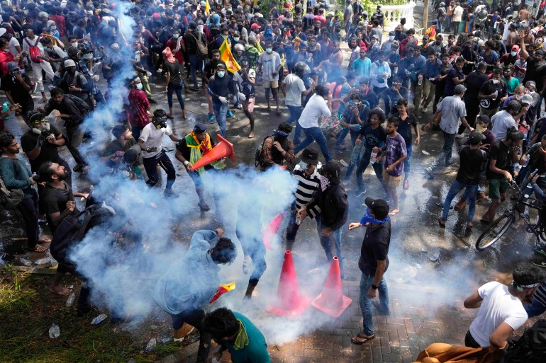 Sri Lankalı protestocular biber gazı kutularının üzerine turuncu renkli güvenlik konileri koydu.