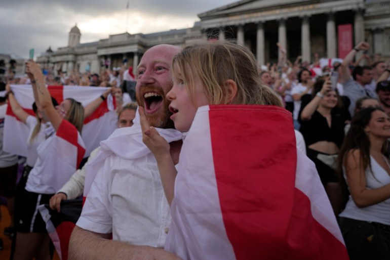 Les supporters anglais célèbrent à Trafalgar Square après avoir vu leur équipe remporter la finale du match de football féminin Euro 2022 entre l'Angleterre et l'Allemagne qui se joue au stade de Wembley à Londres, le dimanche 31 juillet 2022. (AP Photo/Frank Augstein)