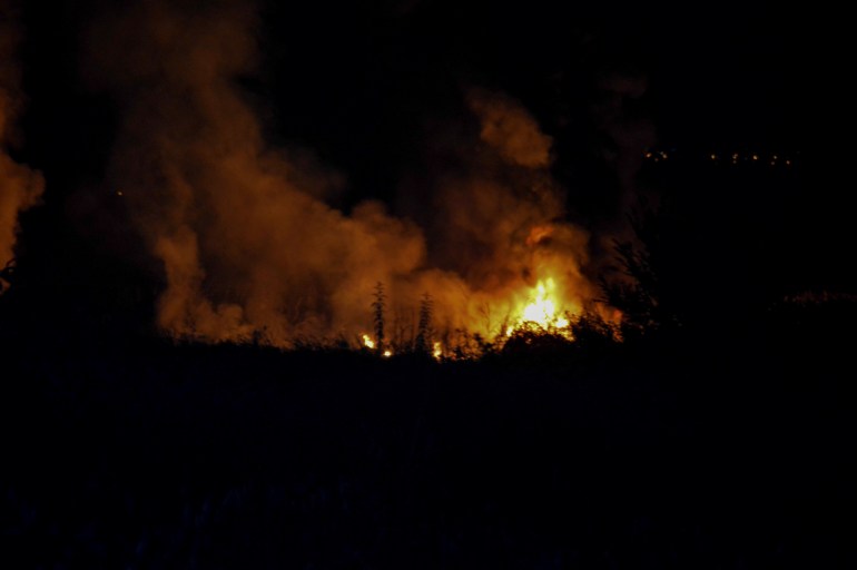 Des flammes montent sur le site de l'accident d'un avion cargo Antonov An-12 appartenant à une société ukrainienne, près de Kavala, en Grèce, le 16 juillet 2022