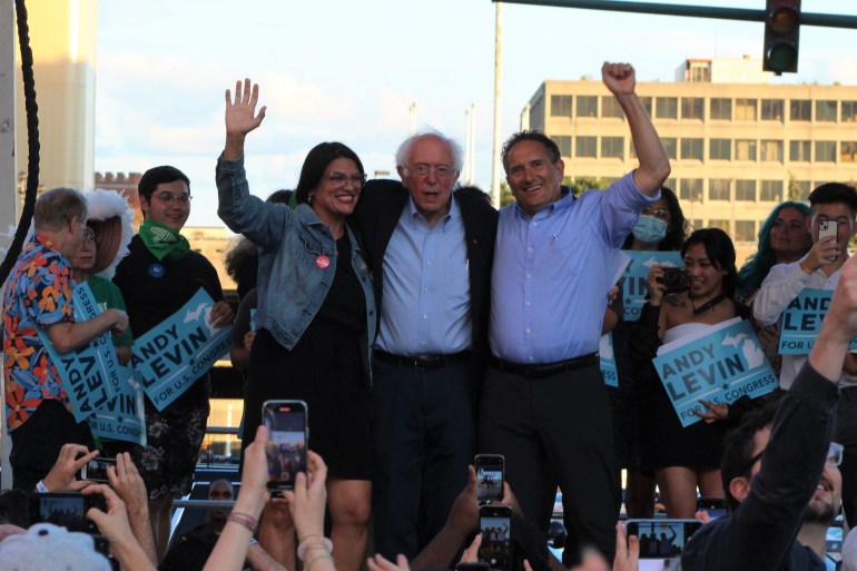 Bernie Sanders, Andy Levin ve Rashida Tlaib ile