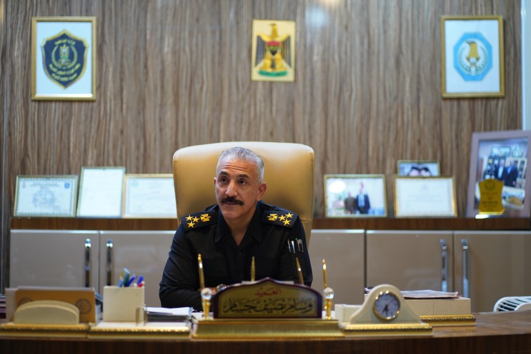 Generalul Wissam Al Zubaidi stă la biroul lui