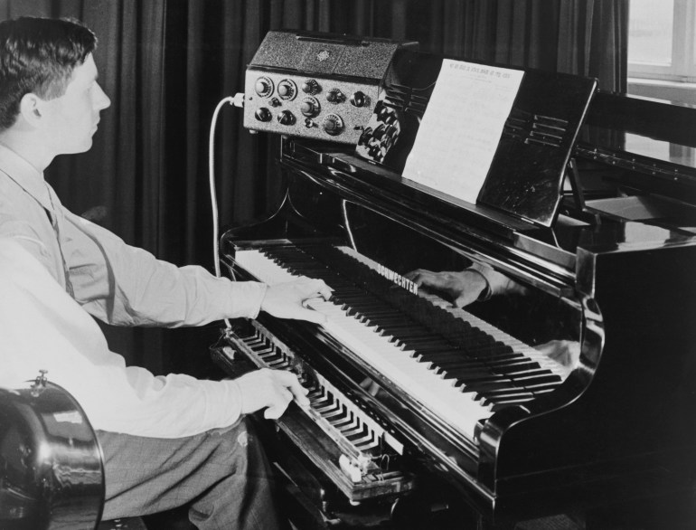 Ein Mann spielt ein Trautonium, ein elektrisch betriebenes Tasteninstrument, das die Klänge verschiedener Instrumente erzeugt, indem es durch elektronische Wellen Variationen in Tonhöhe und Tonhöhe erzeugt.  (Foto von © Hulton-Deutsch Collection/CORBIS/Corbis via Getty Images)