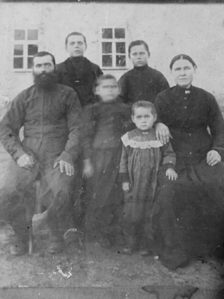Black and white photo of a farmer family from Odesa shot at the beginning of the 20th century